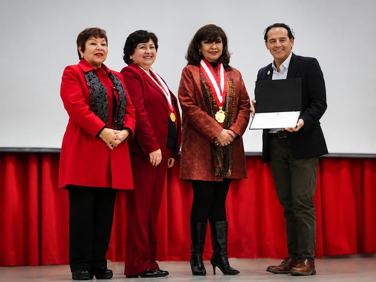 distinción por la Universidad Nacional Fererico Villarreal